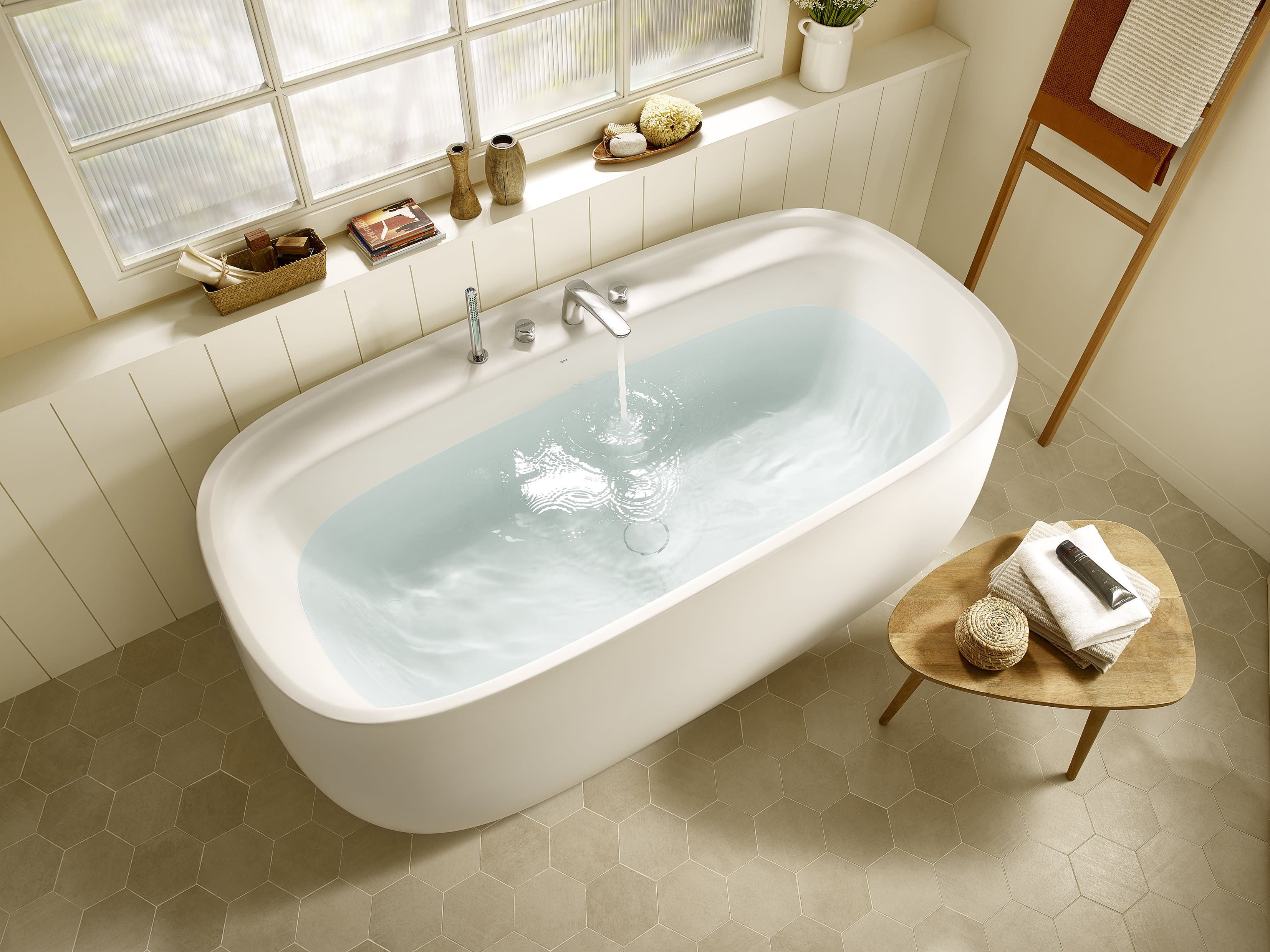 Free-standing SURFEX® bath with taps